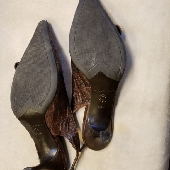 CLEARANCE! Antonio Milani genuine leather heels. - Picture 5 of 5